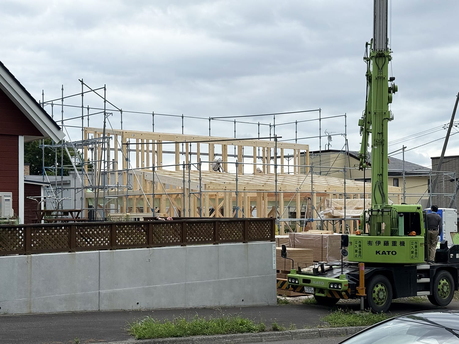 柱と梁が組み上がった平屋風の木造住宅の骨組み