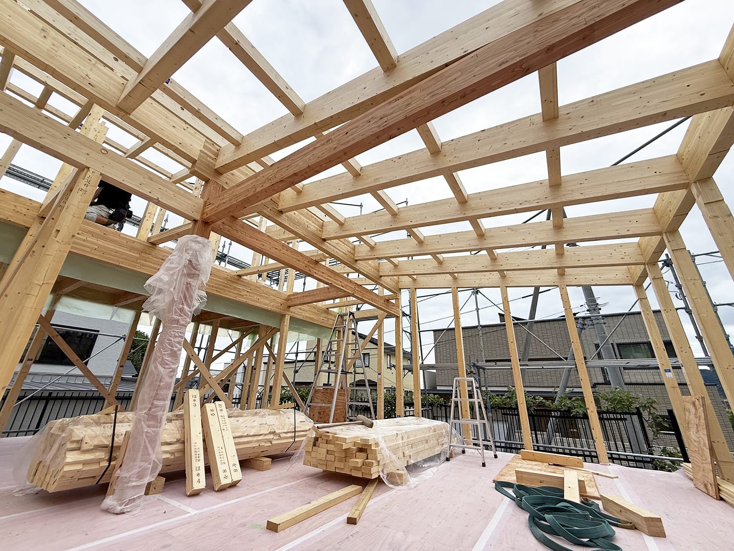 木造住宅の柱と梁が組み上がる木造軸組