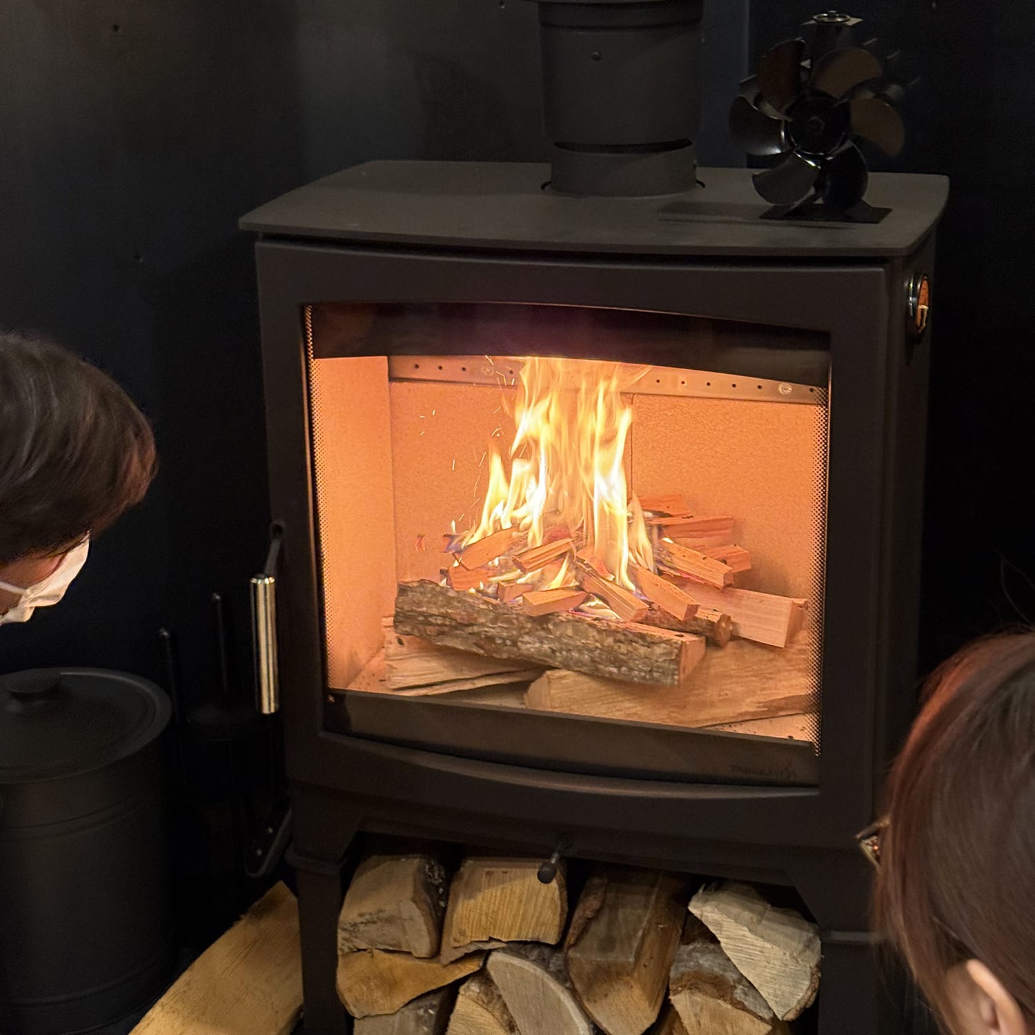 シンプル薪ストーブ パークレイのアスペクト8 PARKRAY ASPECT8の火入れ式