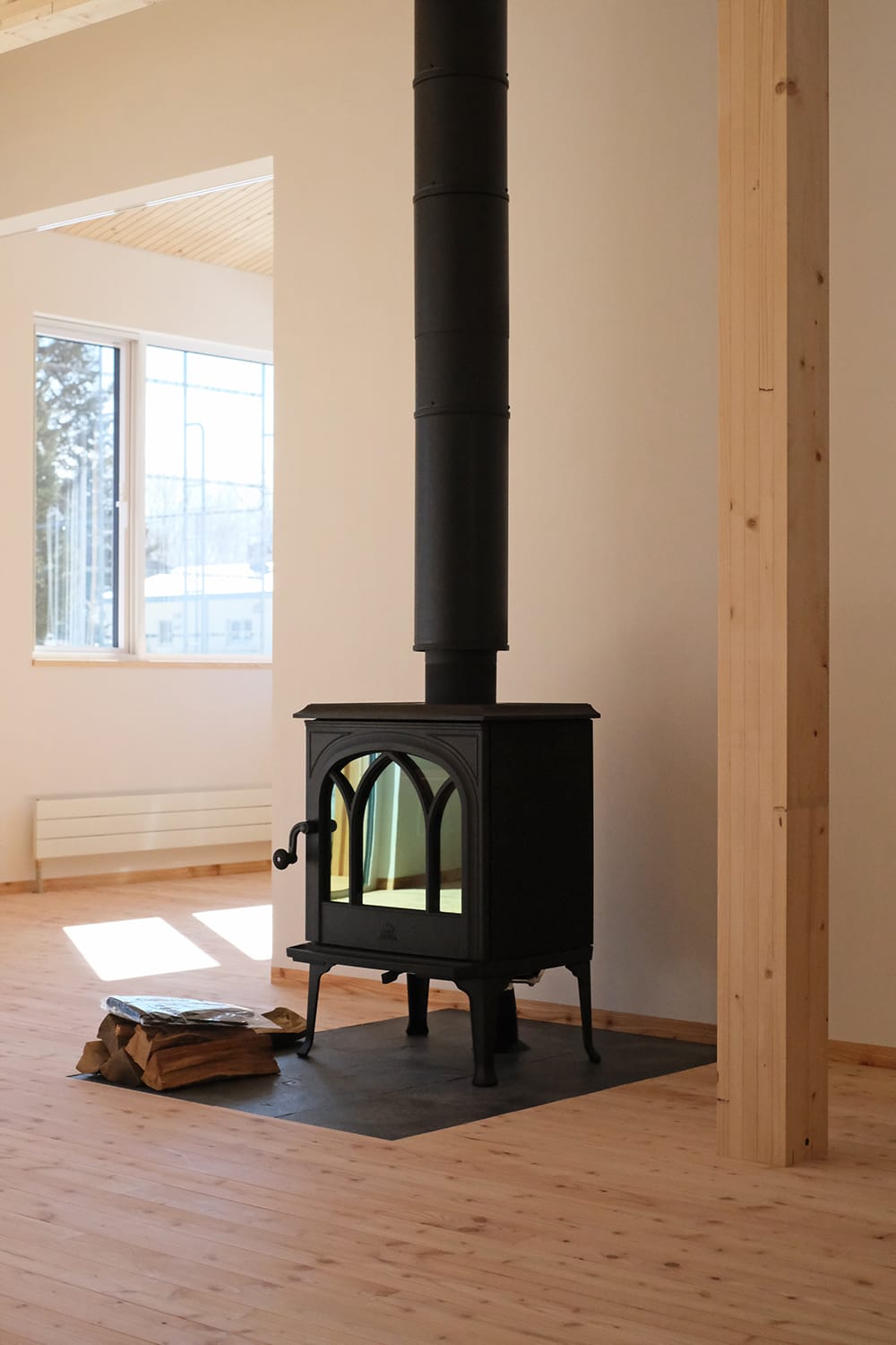 薪ストーブのヨツールF200のある木の家