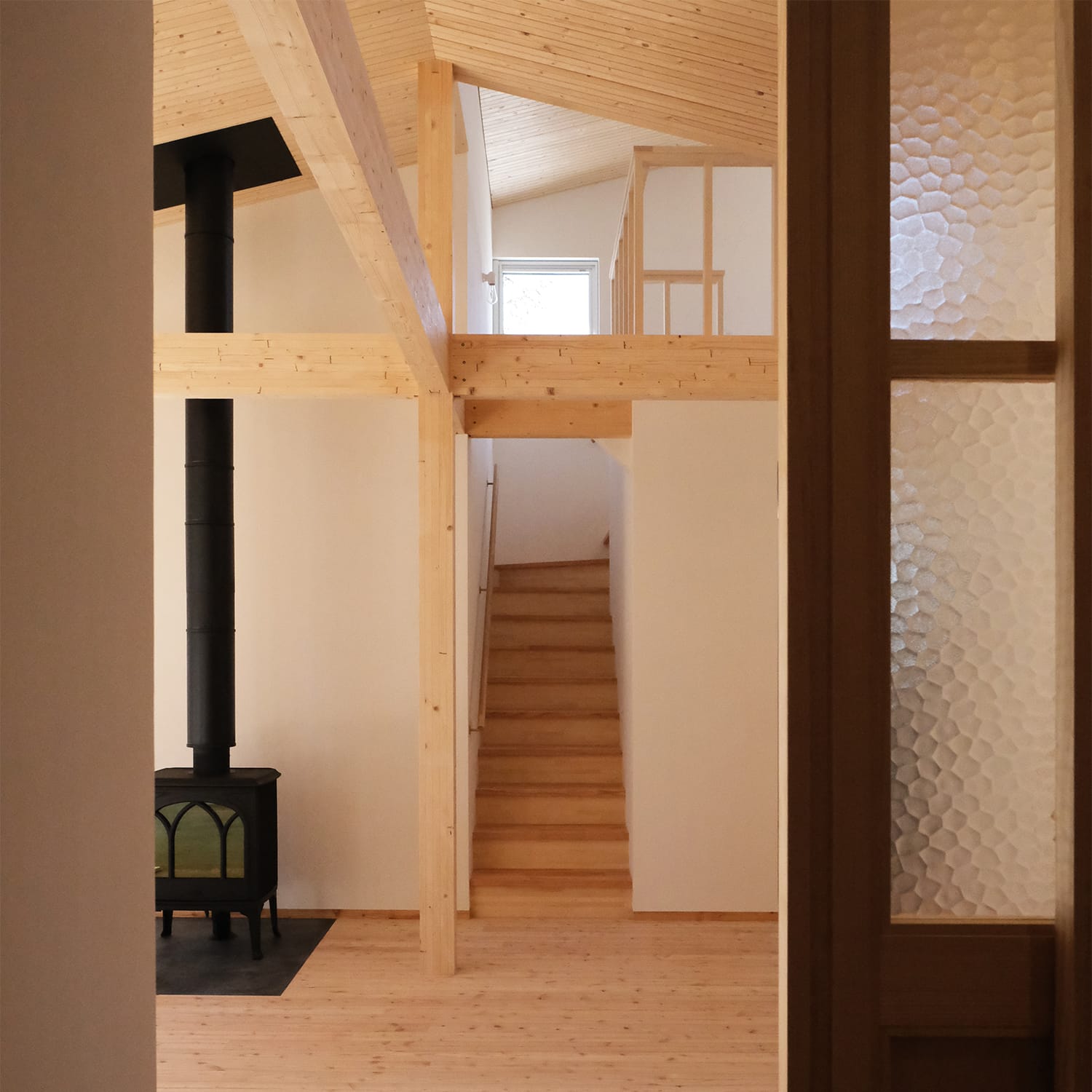 トドマツとカラマツの無垢板を張った北海道の木の家