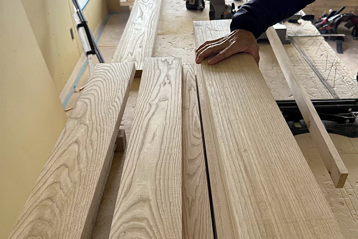 北海道産の栗クリ無垢材の厚板を新築住宅に使う