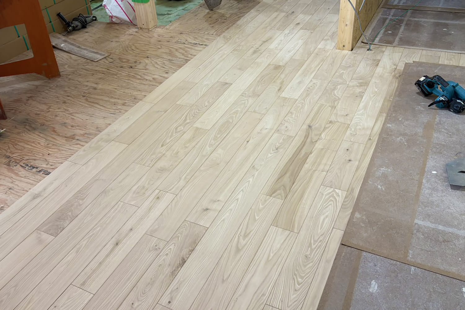 新築住宅にはった北海道産クリ無垢板フローリング小節有りグレード