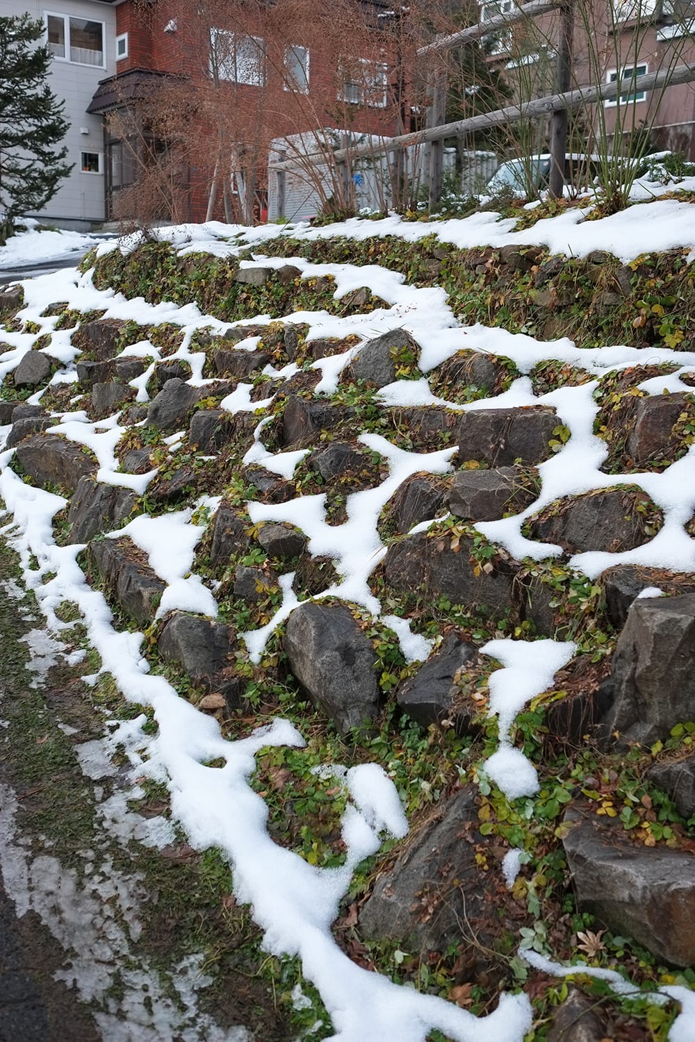 石積みと初冬の雪