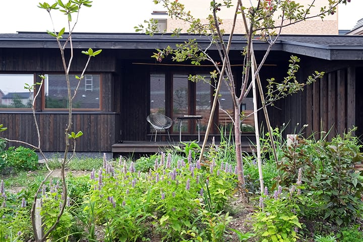 平屋と縁側（ウッドデッキ）と庭