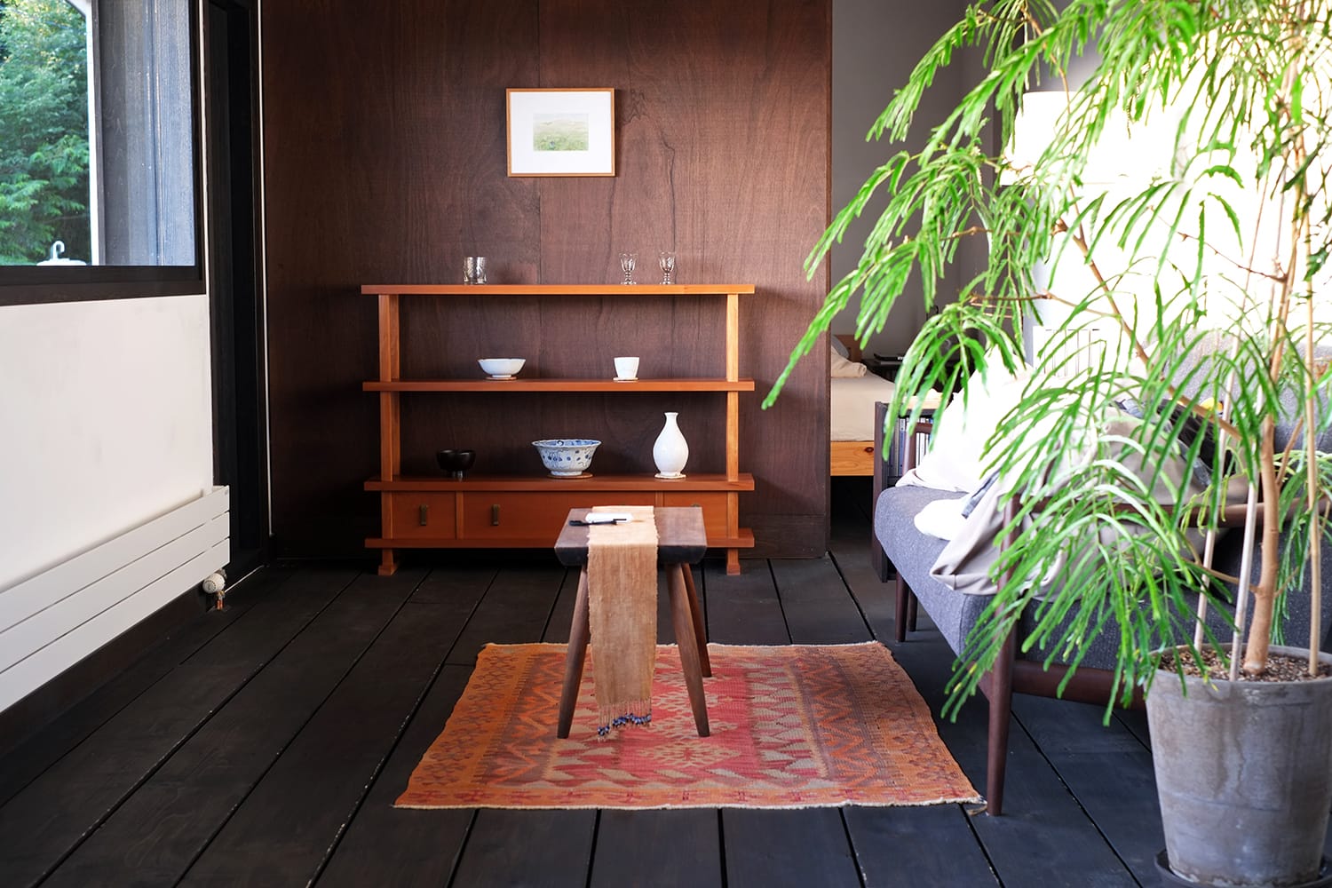 小さいリビングソファとシンプルな飾り棚