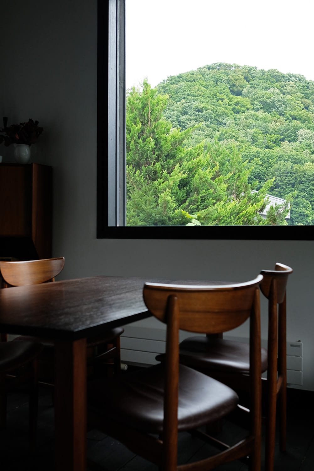 2階の窓から望む神社山の緑