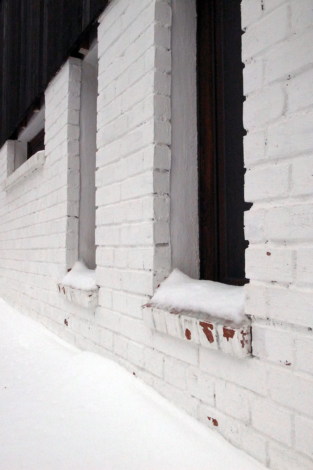 積もる雪と白いレンガの壁1