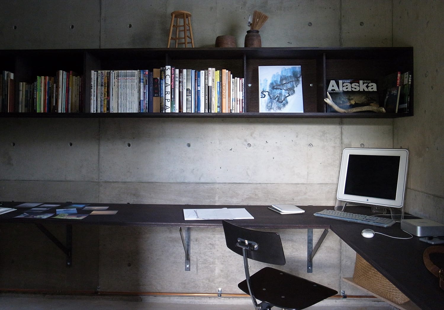 設計の仕事部屋 L型カウンターデスクと壁付け本棚書棚