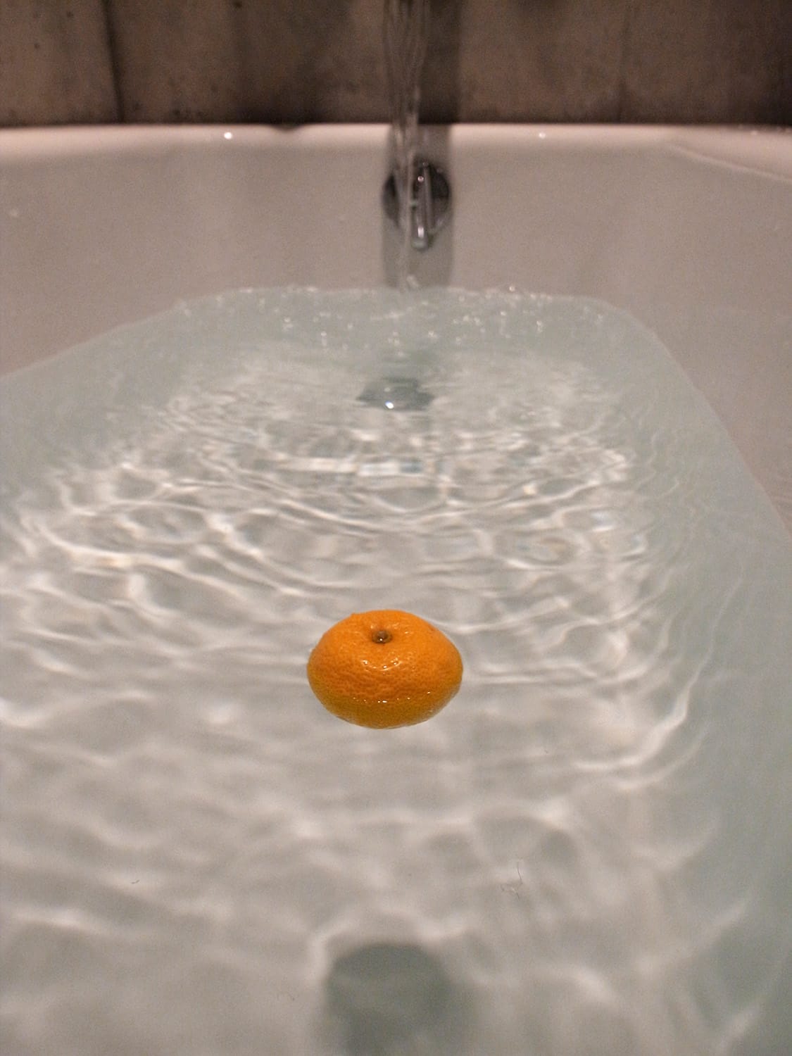 鋳物ホーロー浴槽に水を張る 柚子を浮かべる