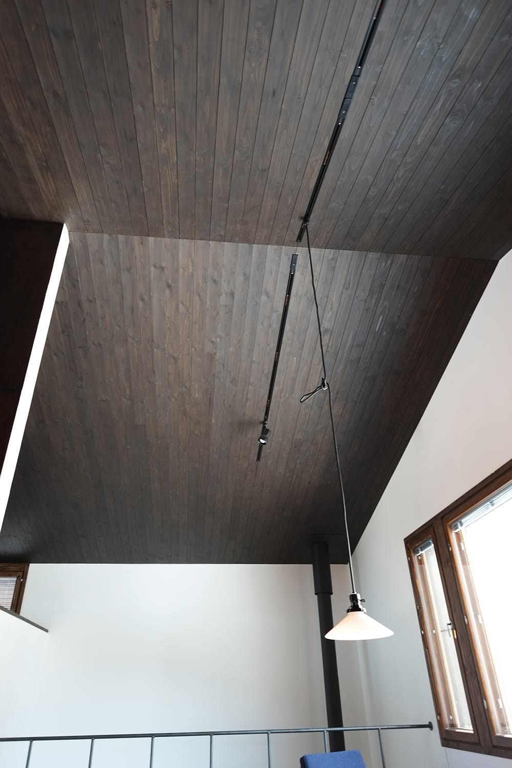 北海道産トドマツの無垢板を張った天井