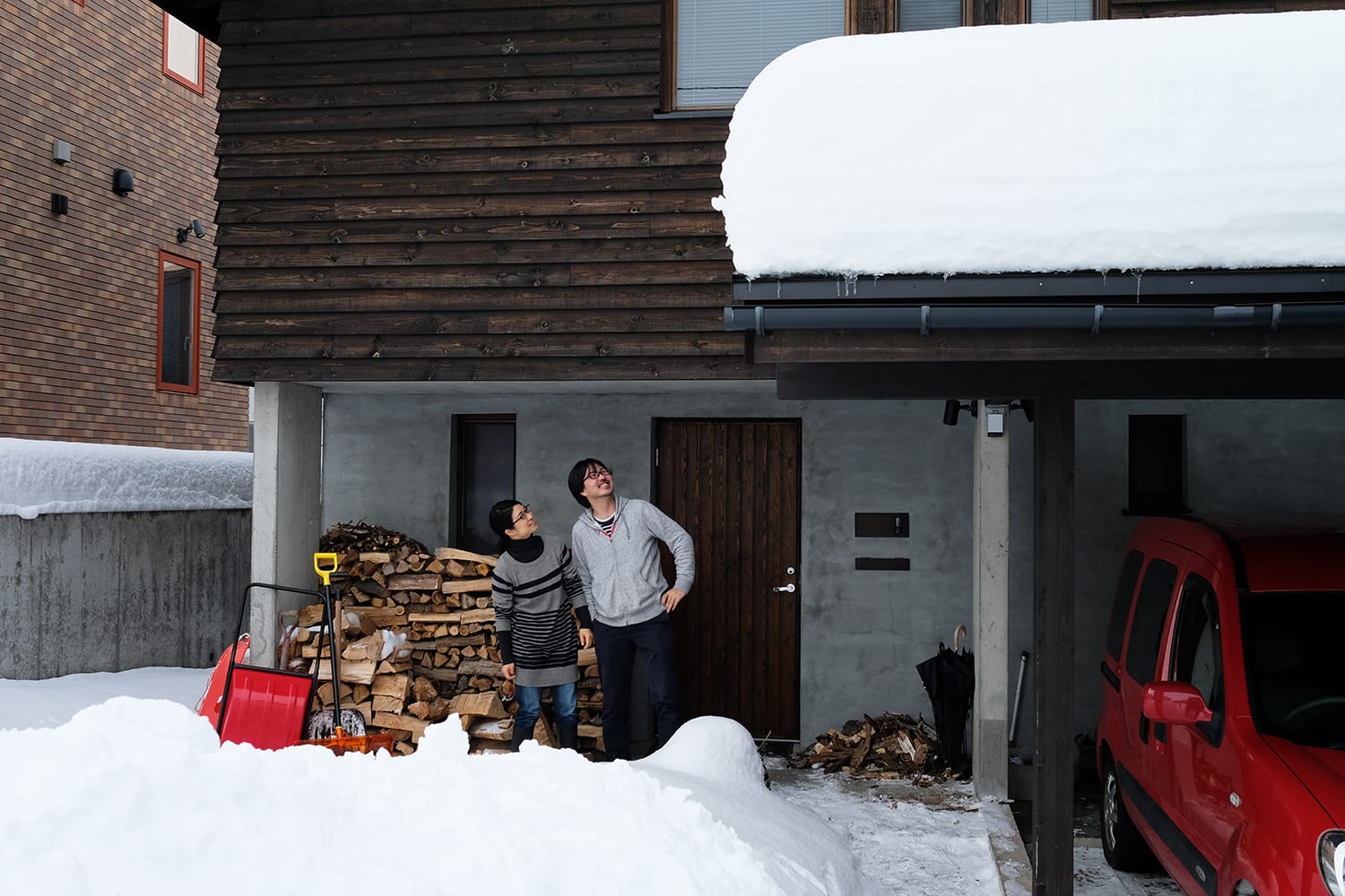 札幌中心の住宅地に建つ家に積もる雪