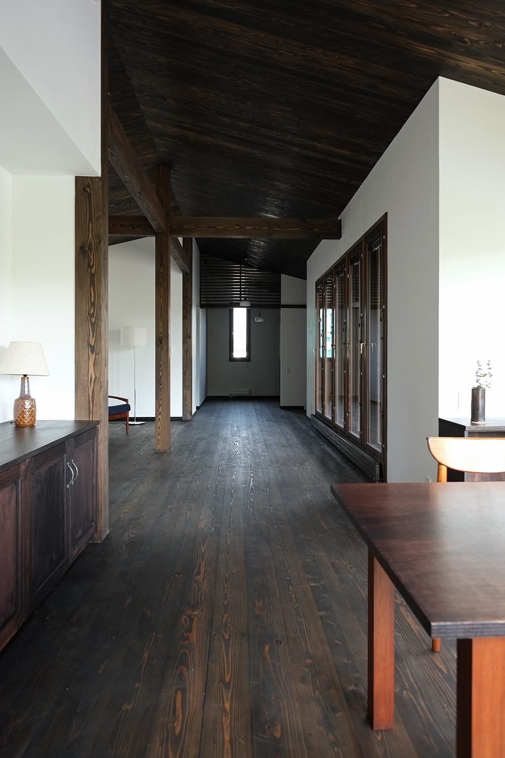 カラマツ板張りの天井と床の室内 長い廊下