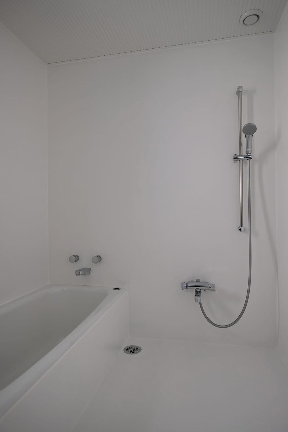 FRP防水塗り仕上げ鋳物ホーロー浴槽のバスルーム