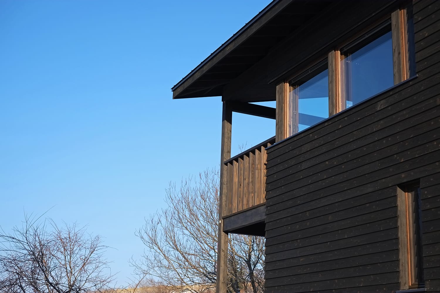 青い空とウッドデッキと連続木製窓
