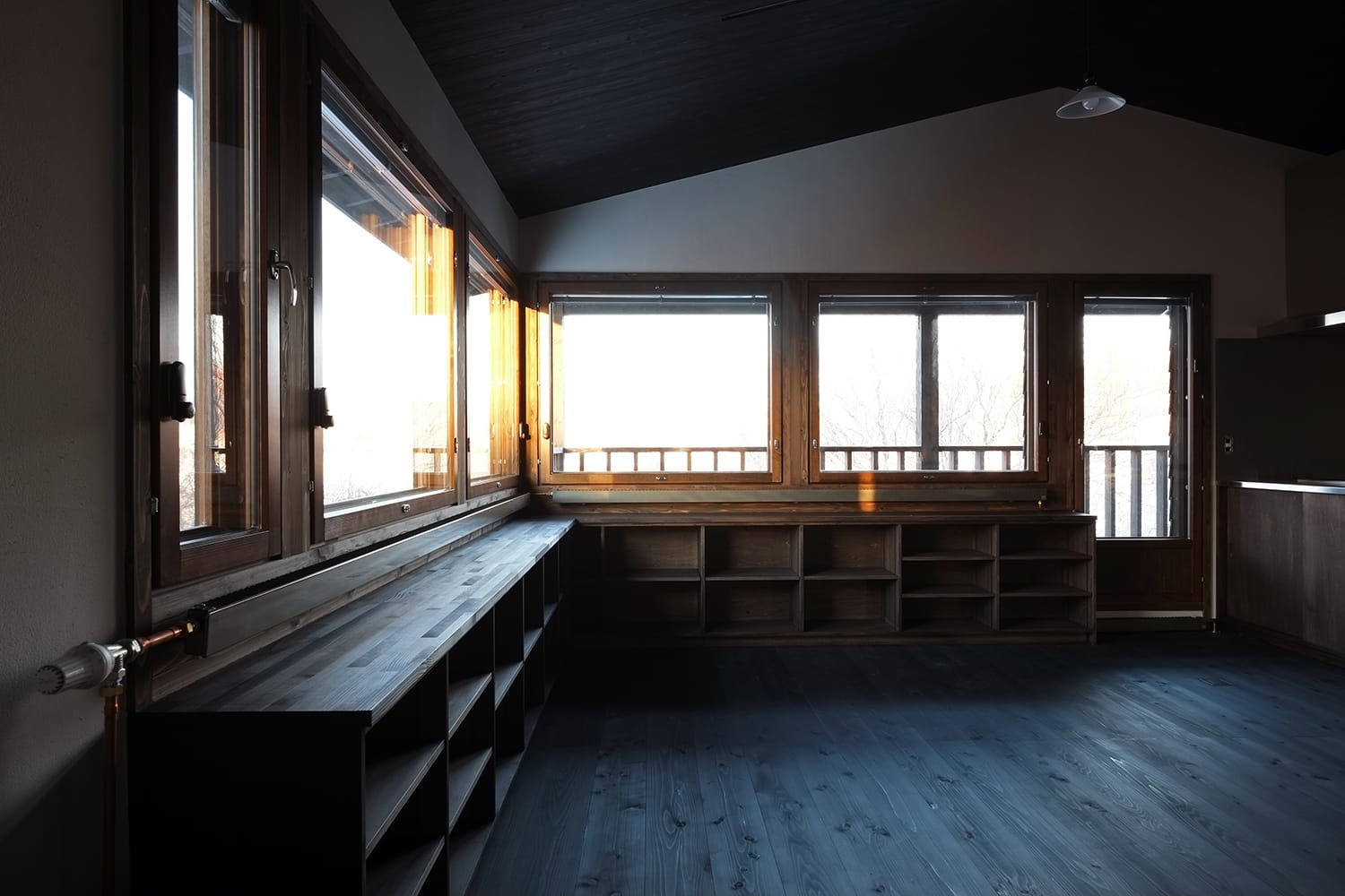 木製連続窓と窓下の収納棚