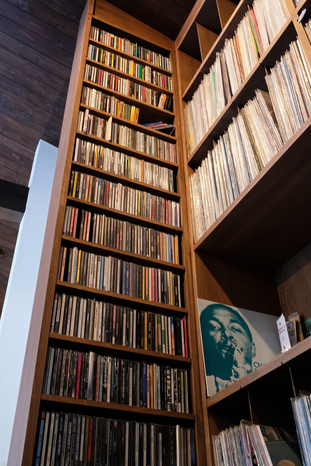 LP盤とCDの収納棚を見上げる