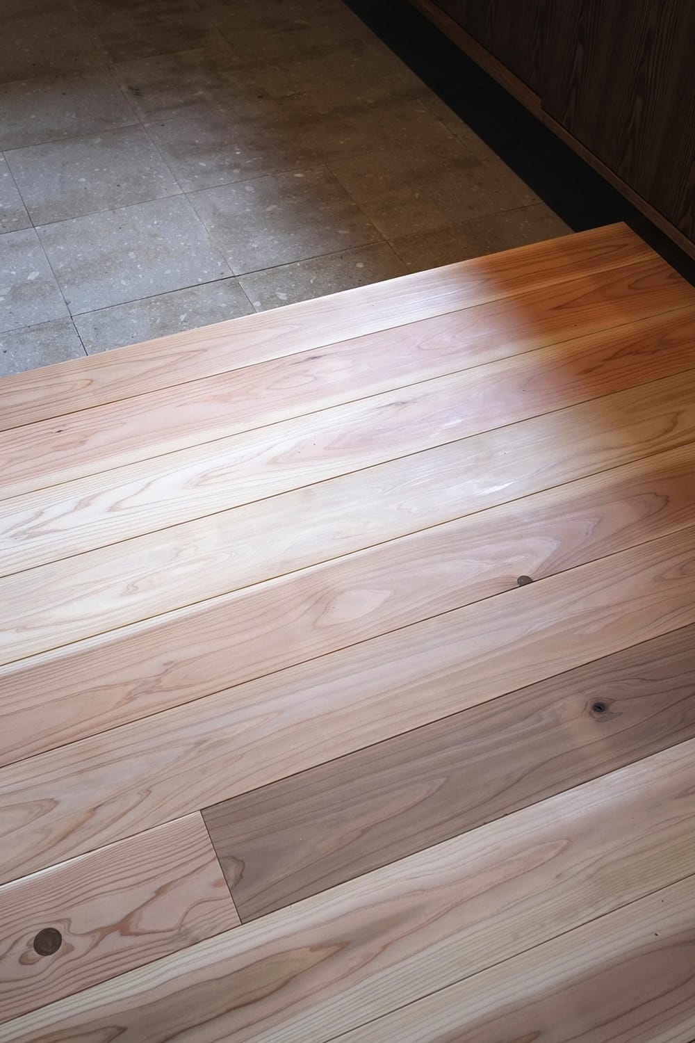 玄関の札幌軟石敷きと杉の床板