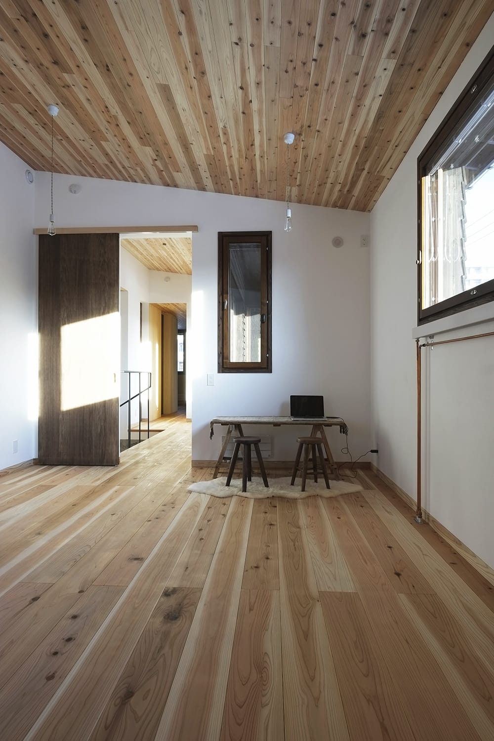 杉板張りの天井と床の家 漆喰塗り壁の家
