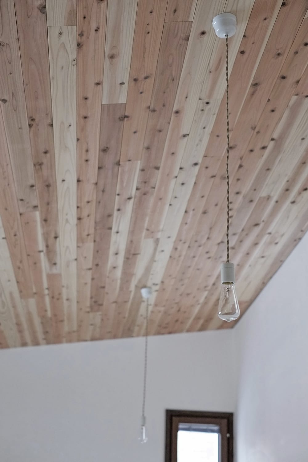 杉板の天井と陶器ソケット（ガイシソケット）ランプ シンプルなペンダントライト