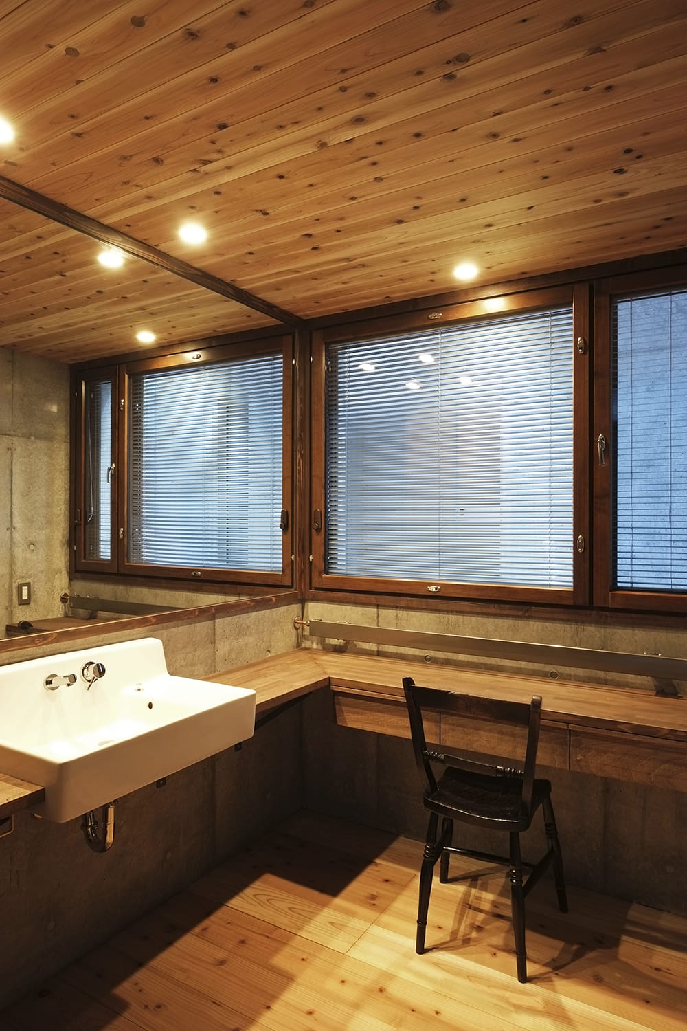 杉板を天井と床に張りL型木製カウンターと壁付け洗面陶器のパウダールーム（洗面化粧室）
