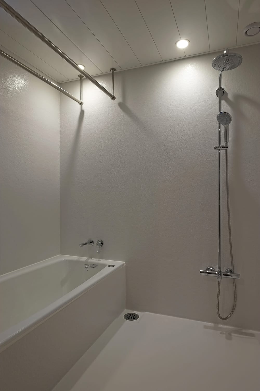 床から壁にかけてはFRP防水塗り仕上げでシームレスなバスルーム（浴室）
