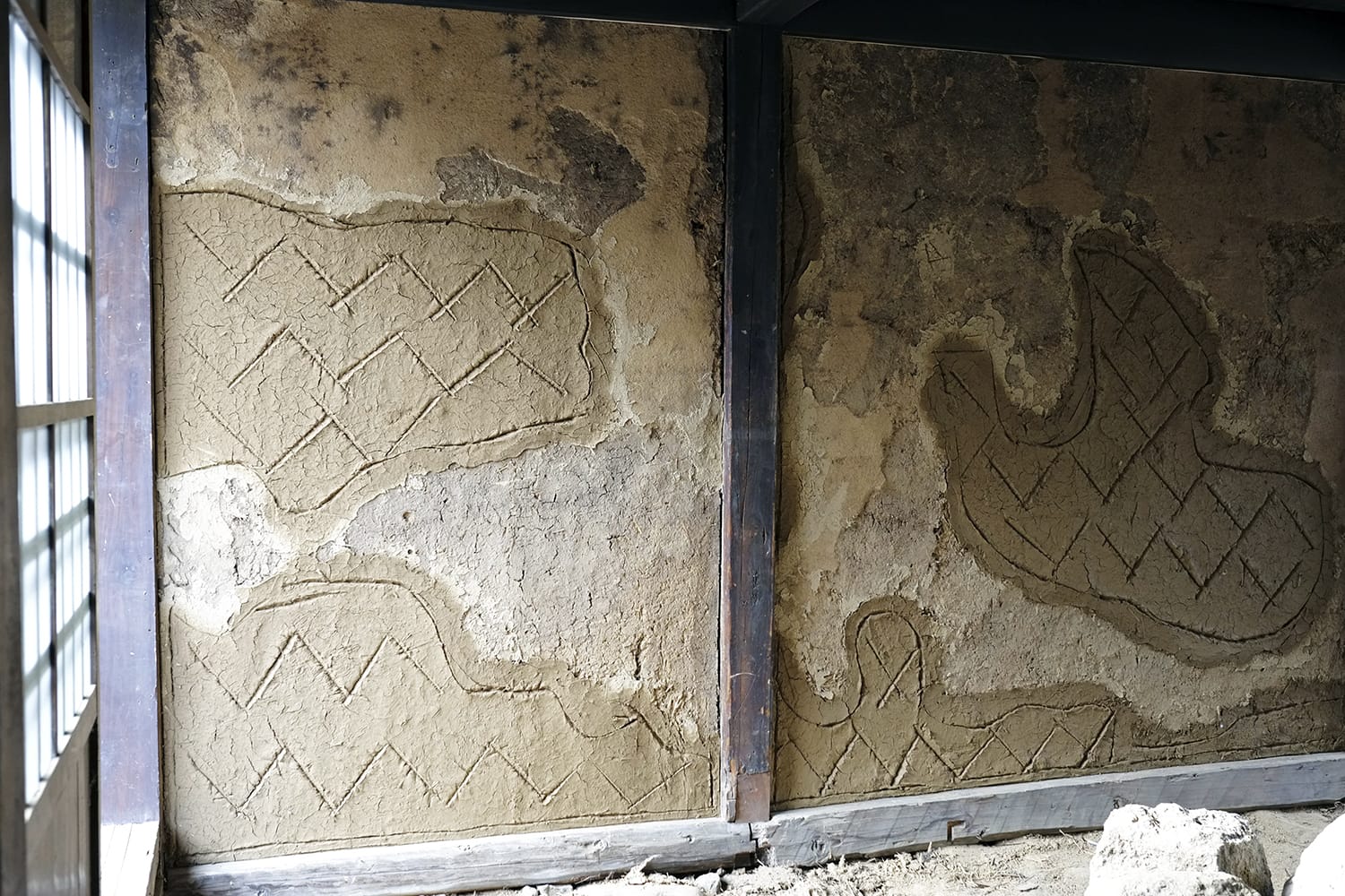 飛騨高山の古民家古町家の明治時代初期の土壁と平成の補修の模様