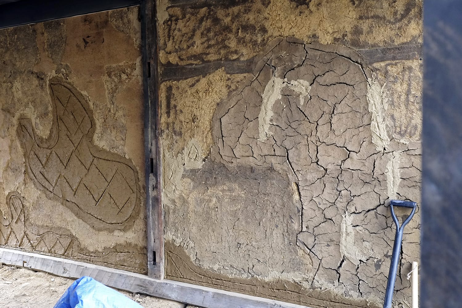 飛騨高山の古民家古い長屋の明治時代初期の土壁の模様と平成の補修の模様