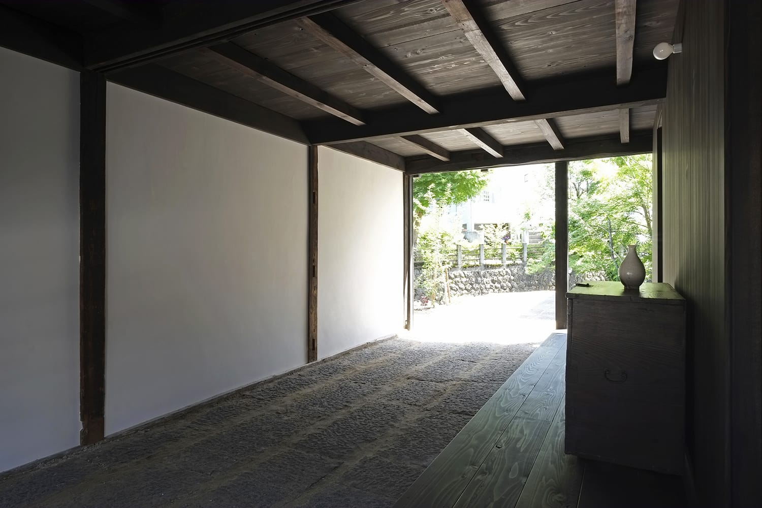 石敷きと漆喰塗り真壁と床梁組みと江名子川護岸