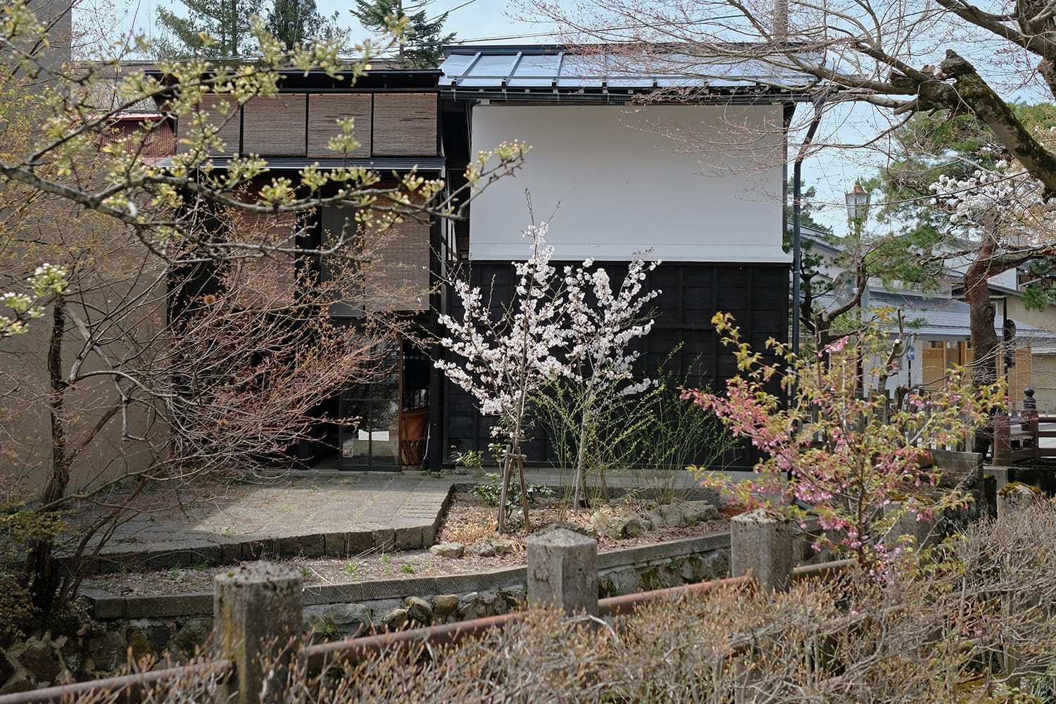 江名子川の川辺の桜が咲く頃の東山白山神社の屋台蔵と再生された町家
