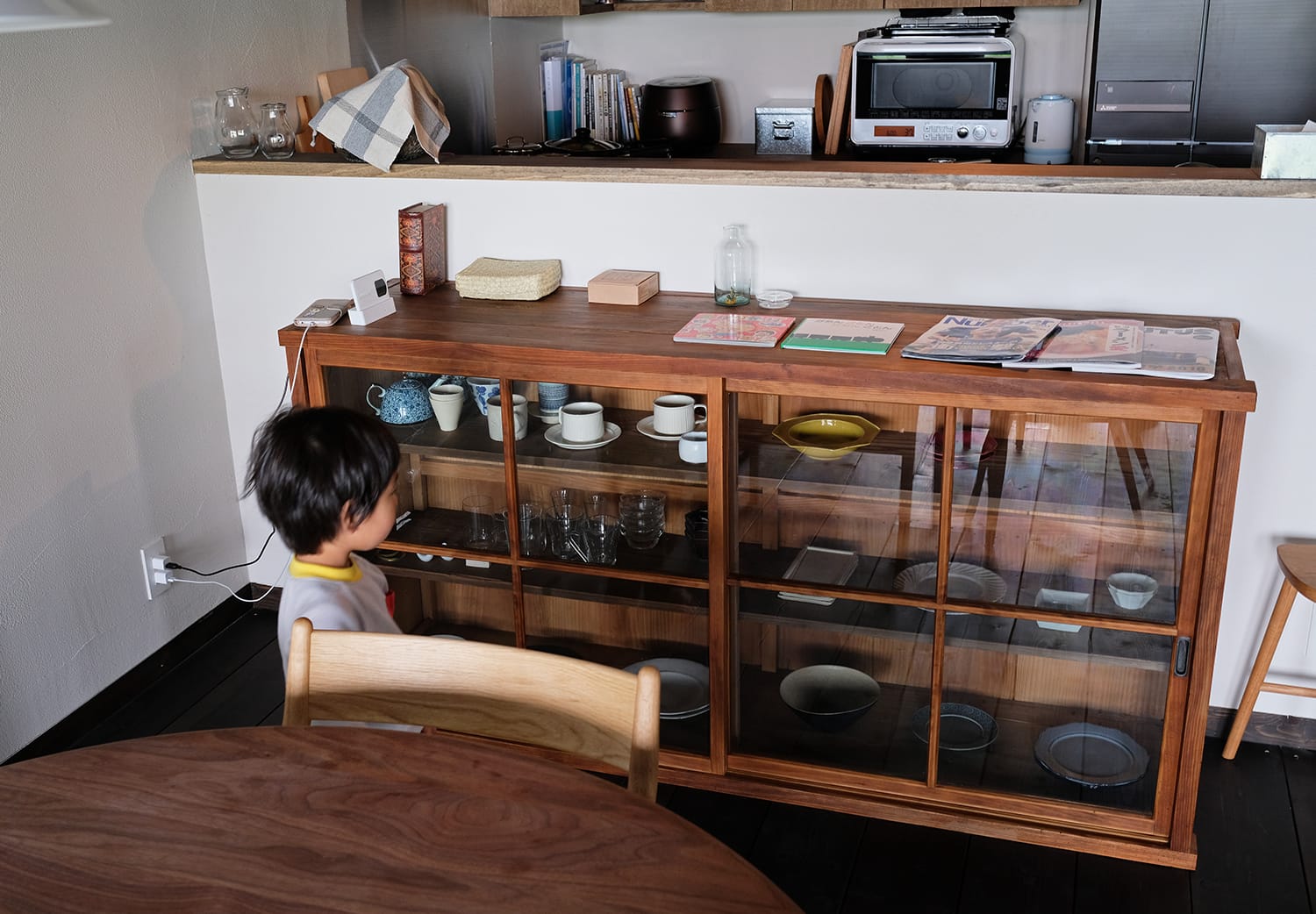 エイジング家具 ガラス引き戸の食器棚 作家ものの食器