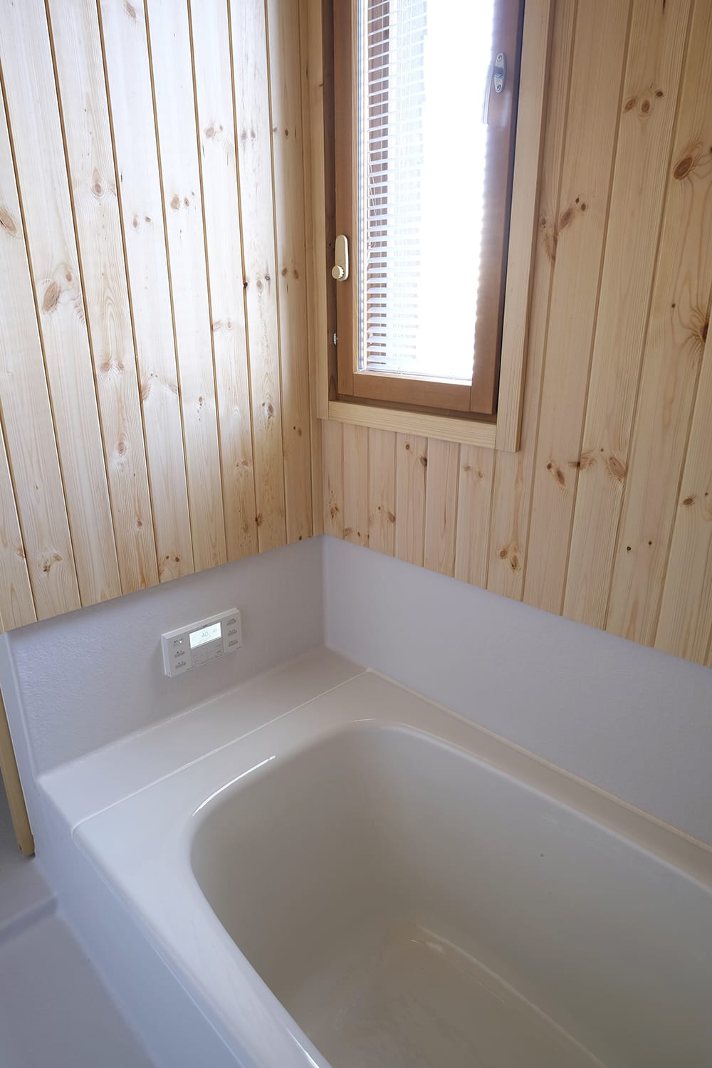 板張り（パイン 松材）の浴室