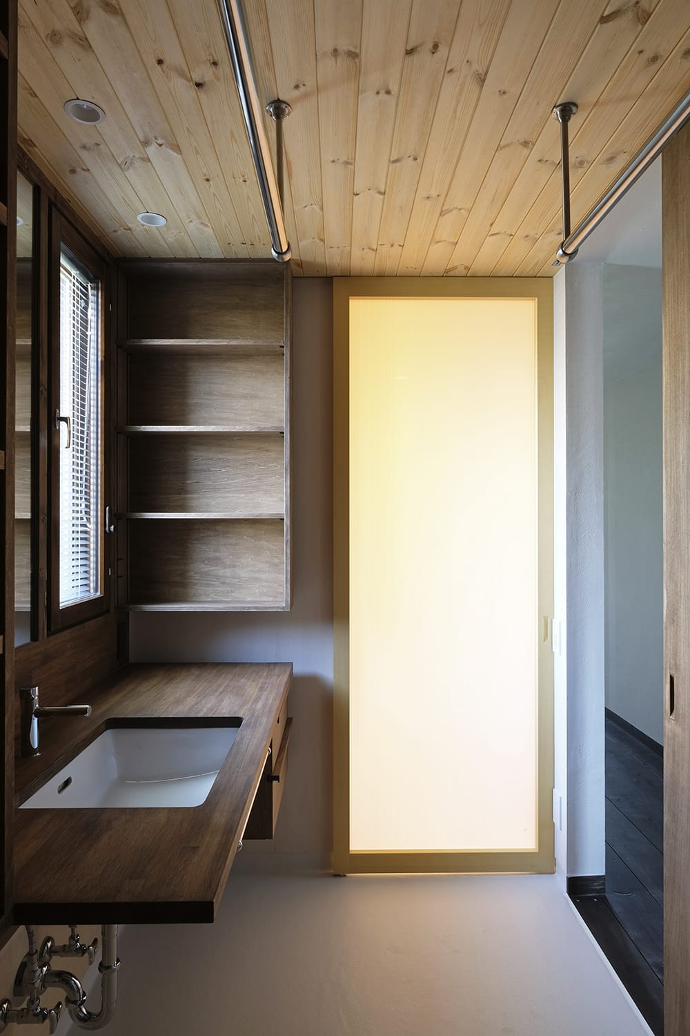 浴室の明かりを透かすパネルをはめ込んだ上吊り引戸