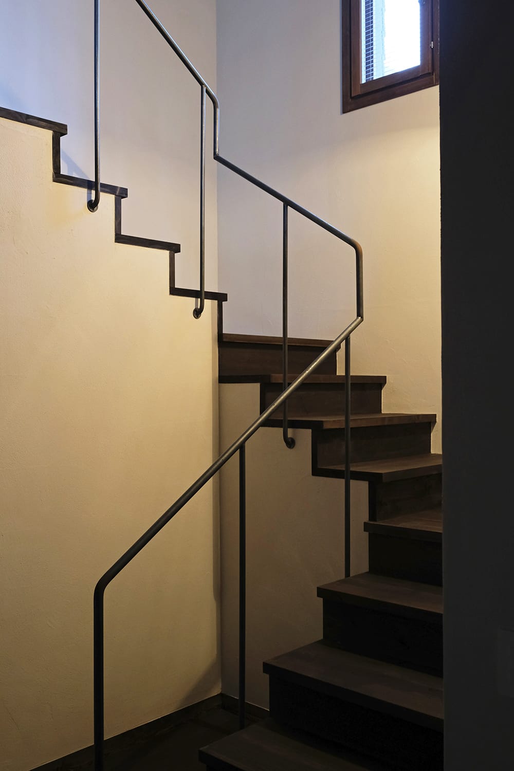 リズミカルな曲がりの鉄の階段手すりと階段板