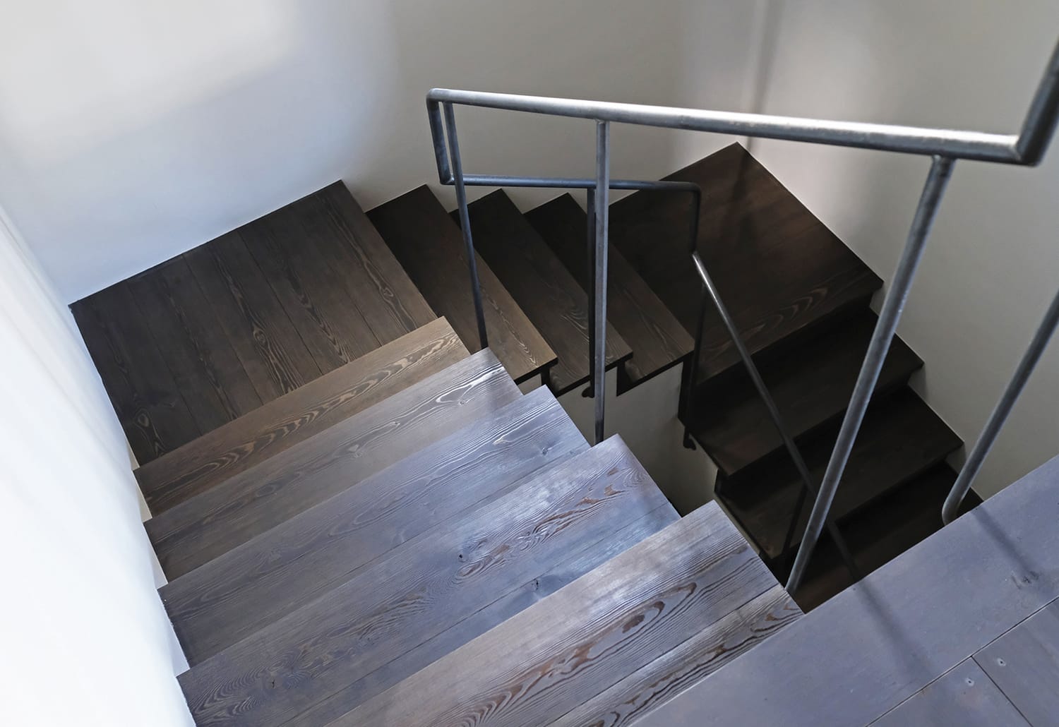 無垢板の階段と鉄の手すり