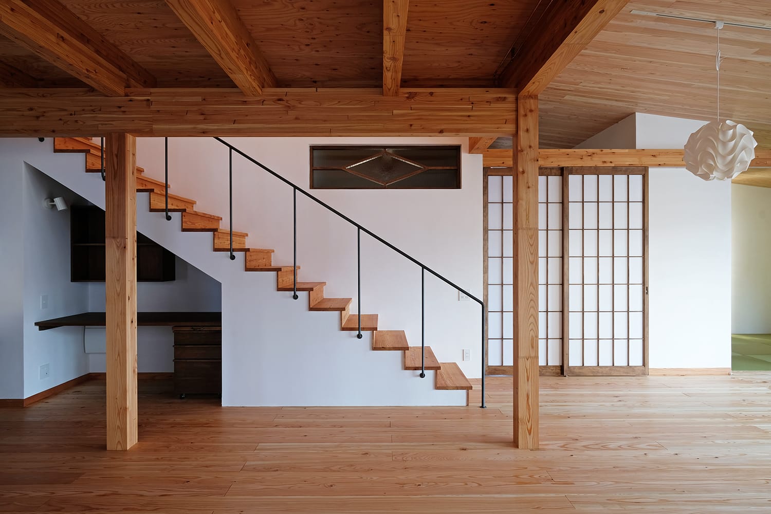 北海道産カラマツの柱と梁組み渡り顎掛け仕口 カラマツ無垢材の天井板と床板張りに漆喰塗りの壁