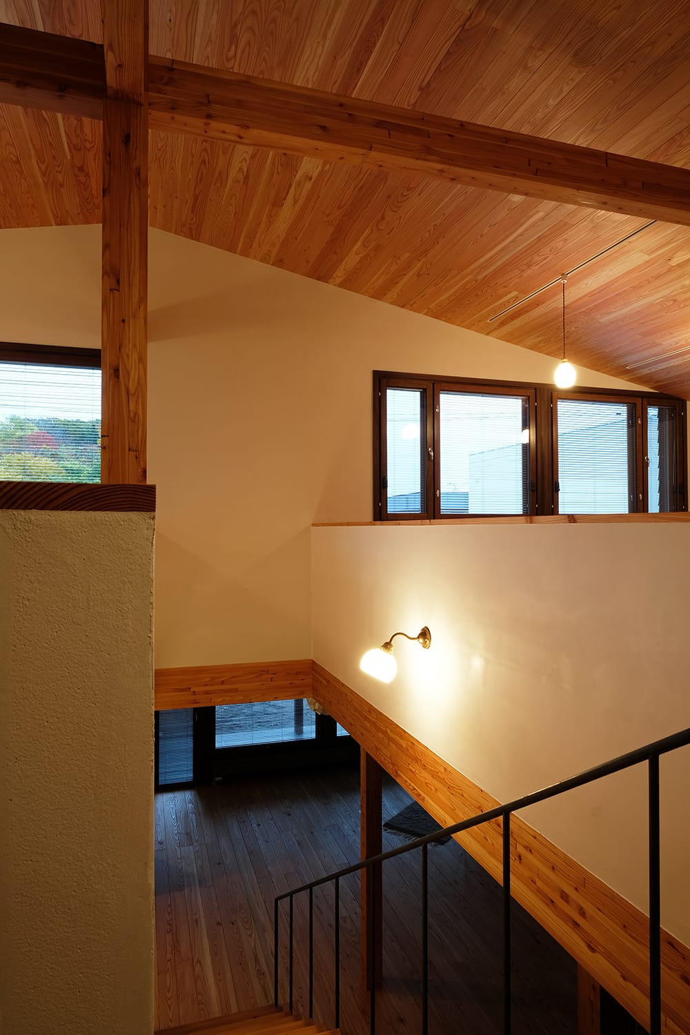 照明がついた階段吹き抜け 北海道産カラマツの家