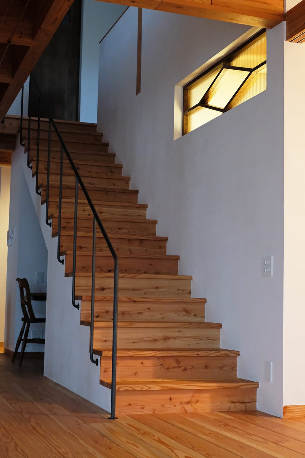 カラマツ板の階段と鉄の手すりとレトロガラスの明かり取り窓1