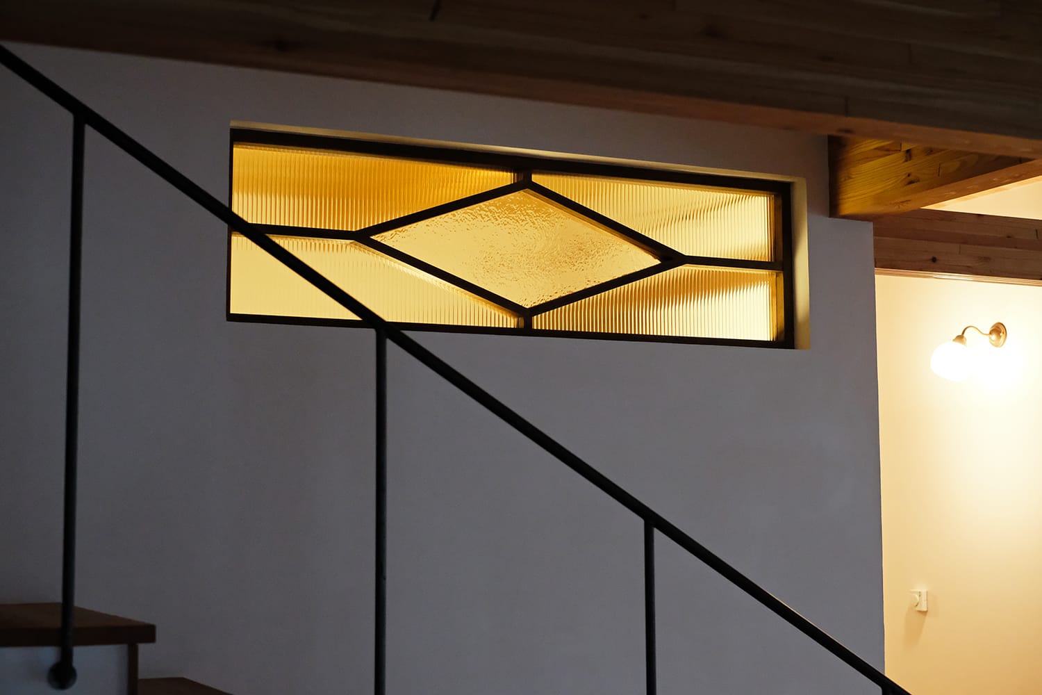 菱形枠のレトロガラス入りの明かり取り窓のライトアップ