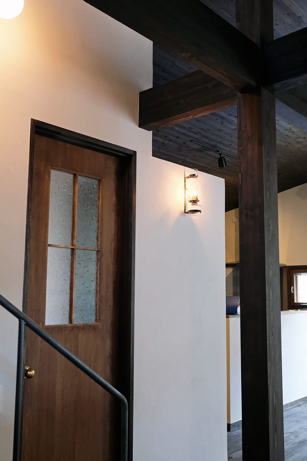 オイルランプとアンティークガラスと真鍮ドアノブのドア