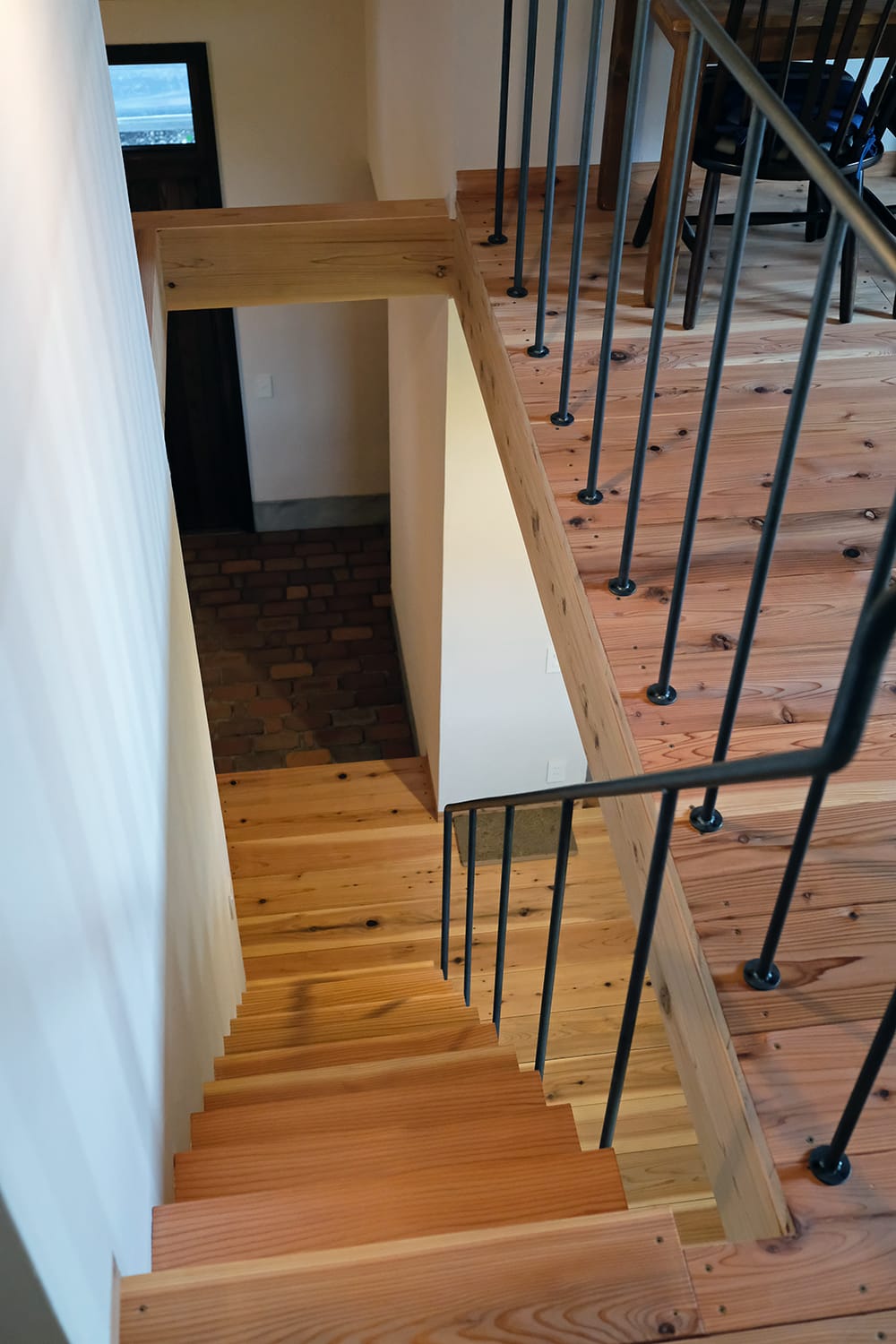 鉄の階段手すりと杉板張りの床と階段