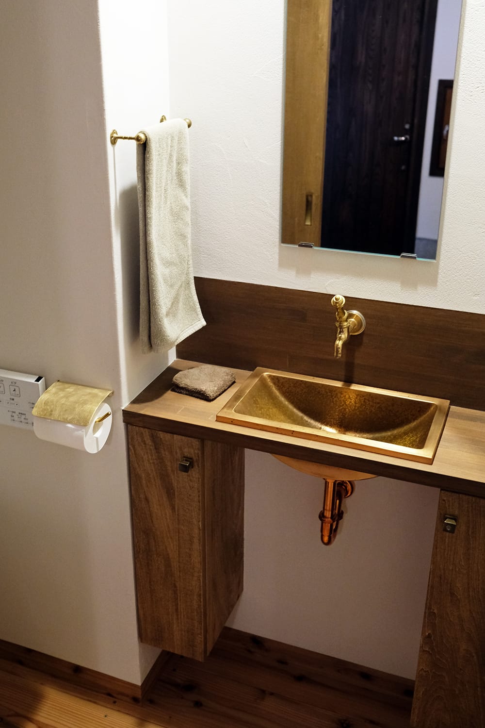 銅製の角型手洗いボウルと真鍮製の壁付水栓