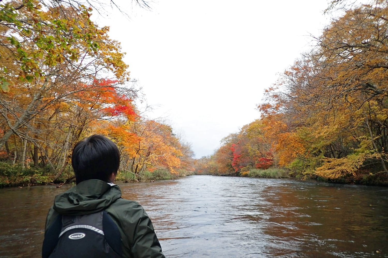 千歳川の紅葉をカヌーで下りながら眺める1