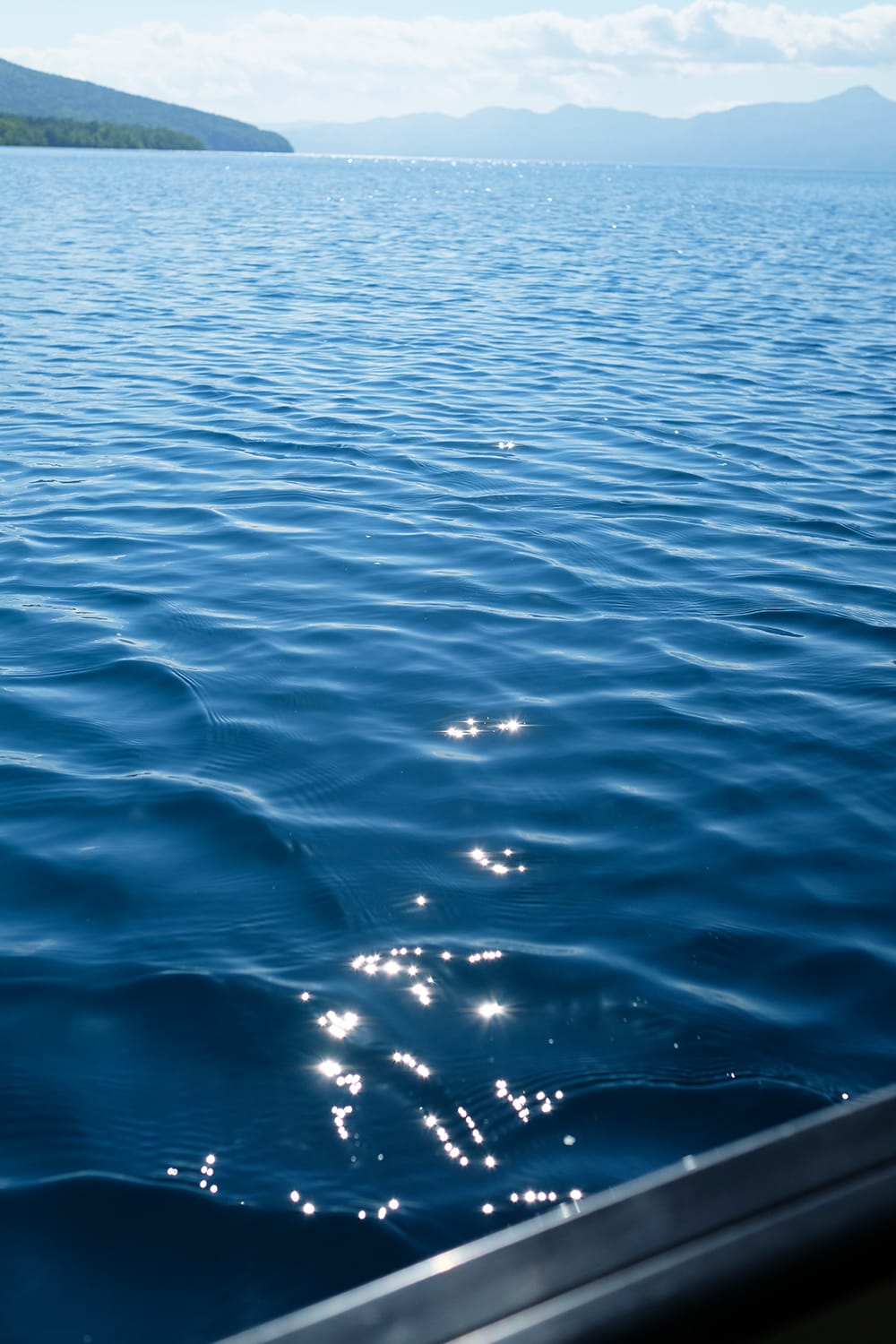 湖上のカヌーで支笏湖ブルー