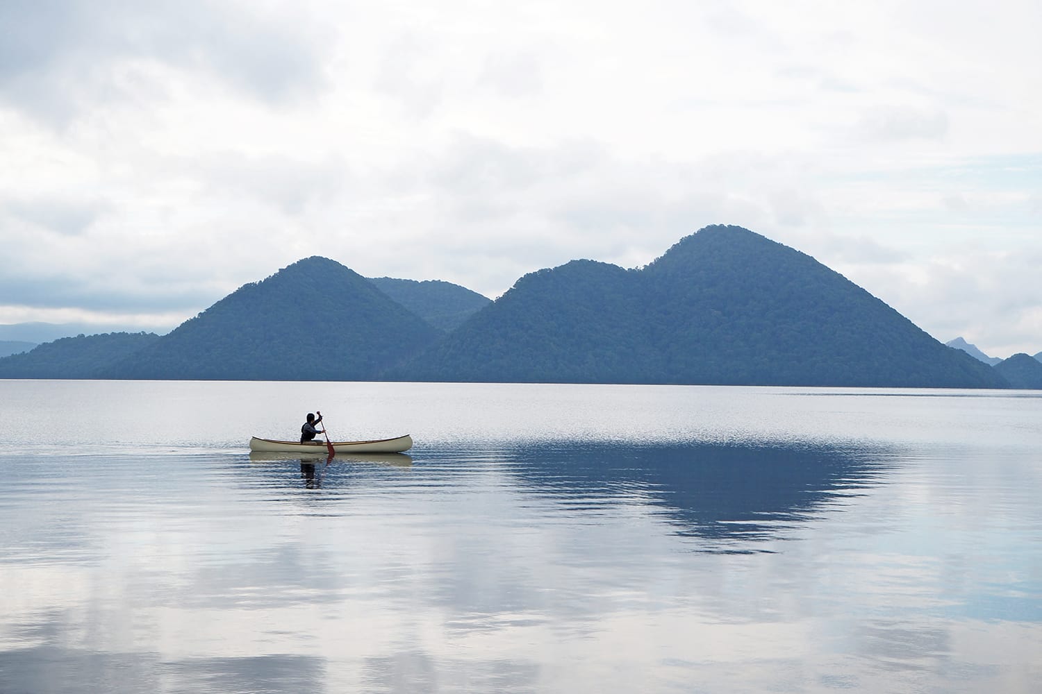 初秋の朝の洞爺湖にて中島を眺めながらカナディアンカヌーを漕ぐ