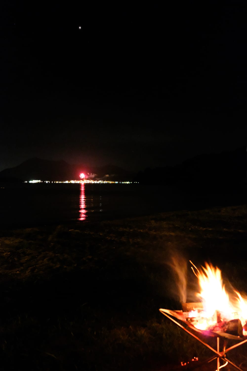 曙公園キャンプ場から観る洞爺湖温泉の花火と焚火