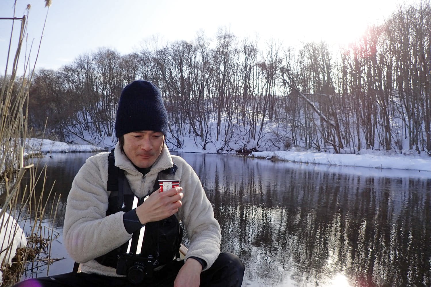 冬の美々川の支流パンケナイ川にてカヌーの上でコーヒーを飲む