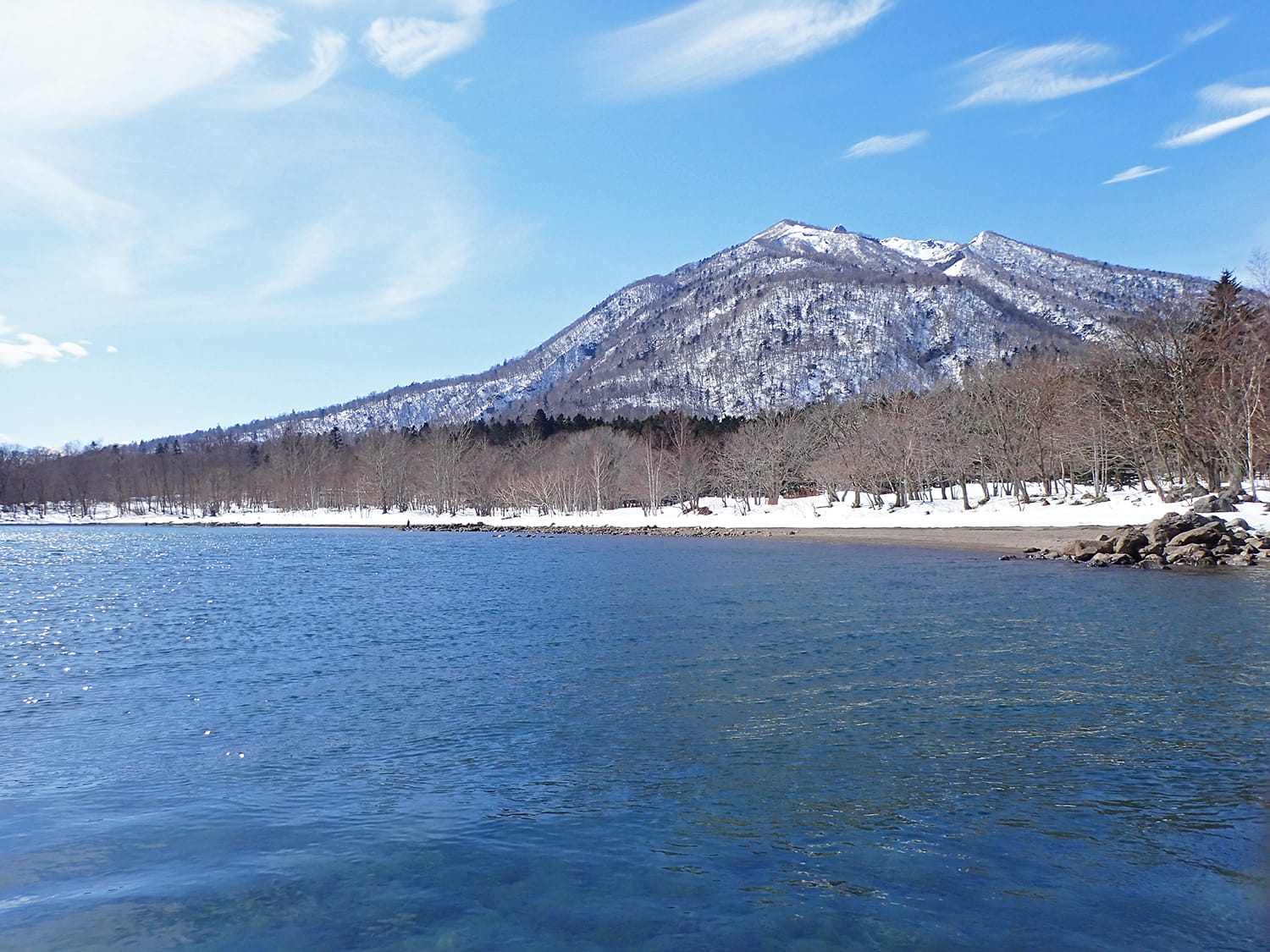 支笏湖ポロピナイから眺める雪残る恵庭岳