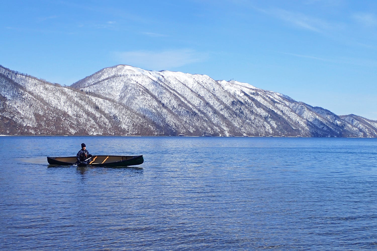 雪の残る支笏湖でカヌーを傾けて（リーン）走らす