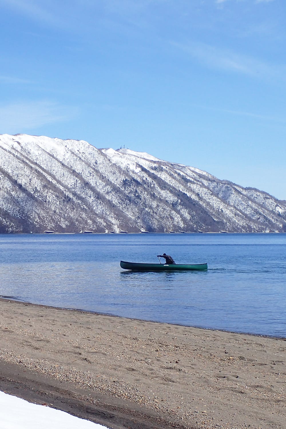 残雪の支笏湖の紋別岳とカヌー1